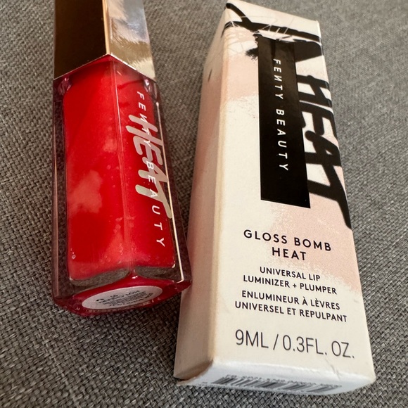 FENTY GLOSS BOMB HEAT UNIVERSAL LIP LUMINIZER + PLUMPER IN HOT CHERRY - Picture 7 of 7